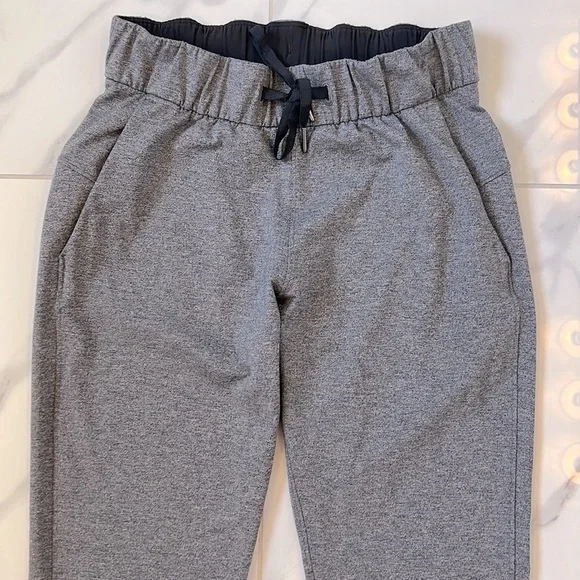 Lululemon On The Fly Pant *28" Heathered Black Lounge Jogger Pants Women’s 4 - Picture 4 of 14
